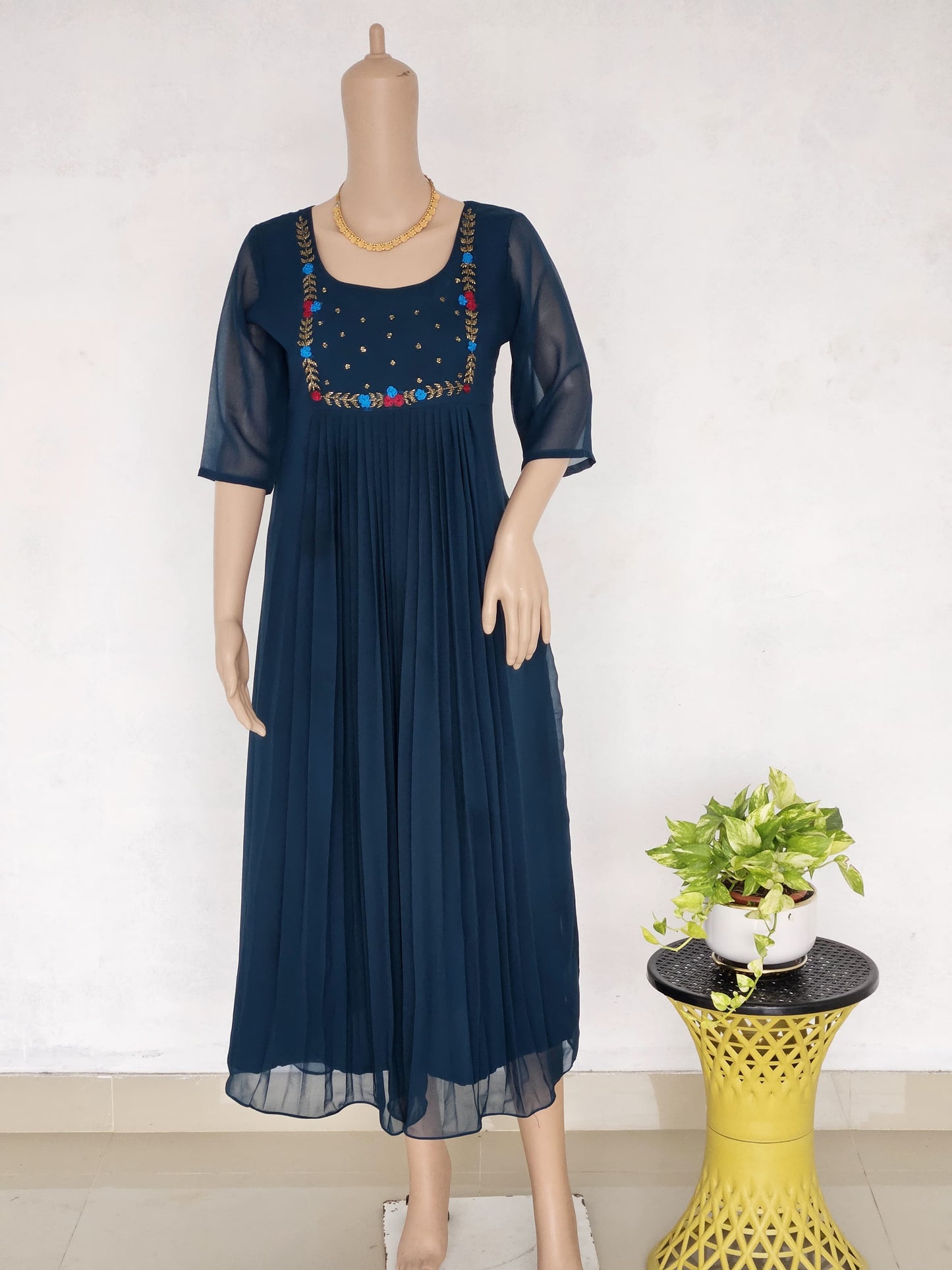 Hand worked designer Kurtis W8