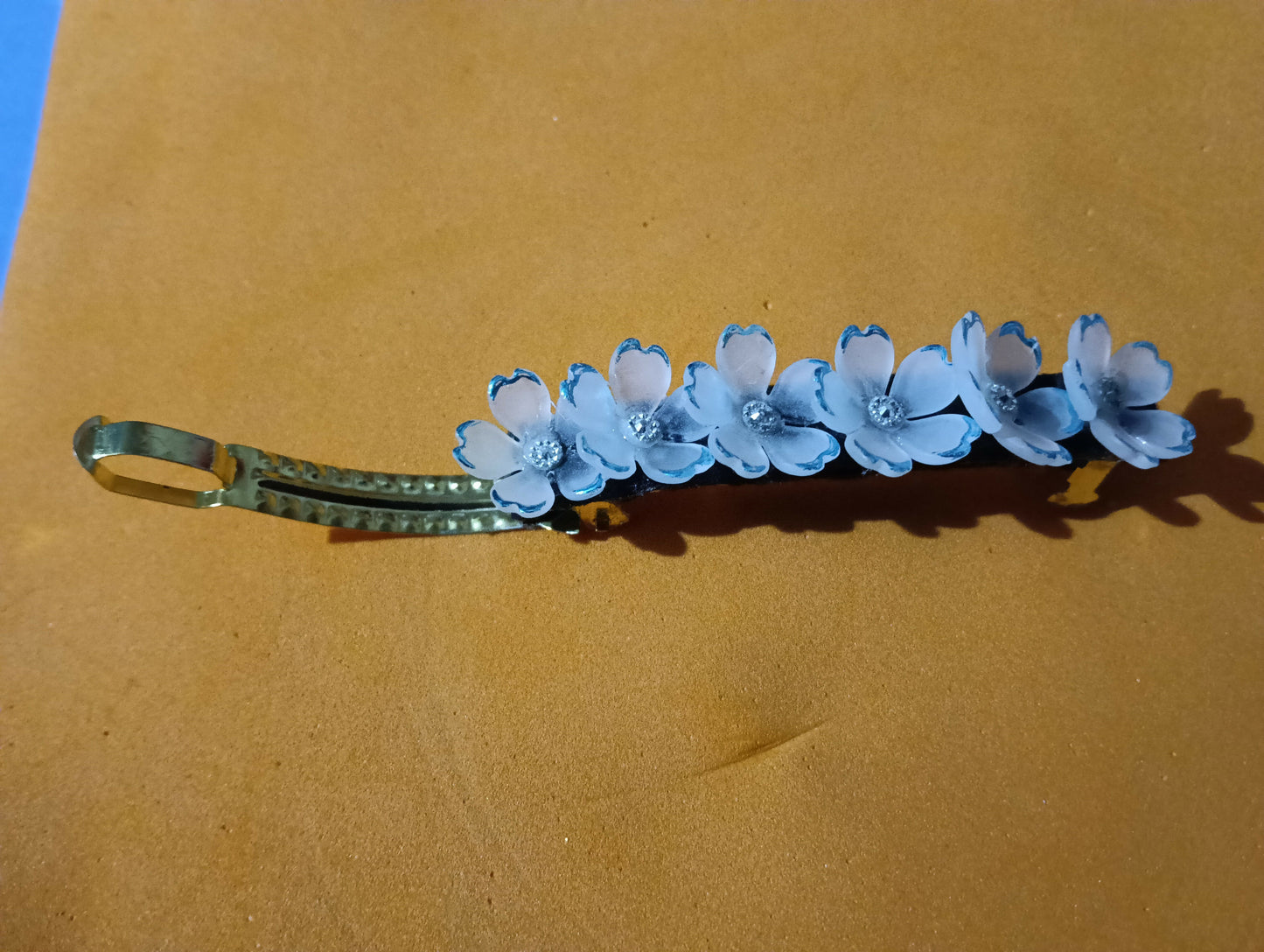 Tiyara flower centre clip